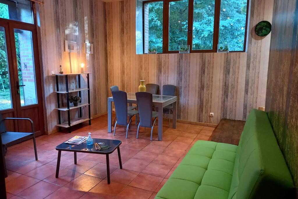 Suite Dans Le Jardin Du Chateau Agonges Exteriér fotografie